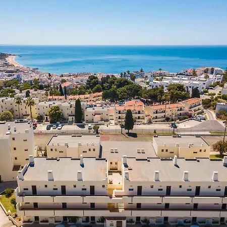 White And Terrace Appartement *
