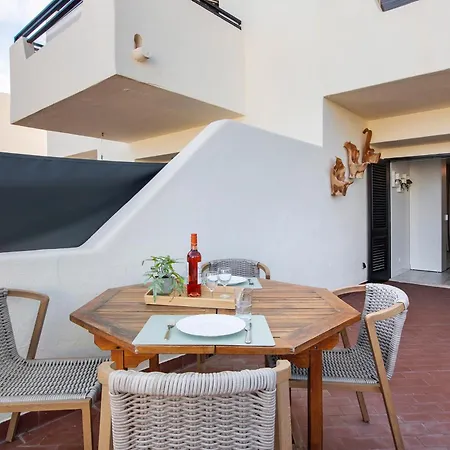 White And Terrace Appartement