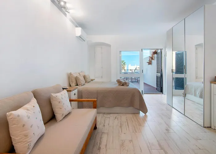 White And Terrace Apartment *