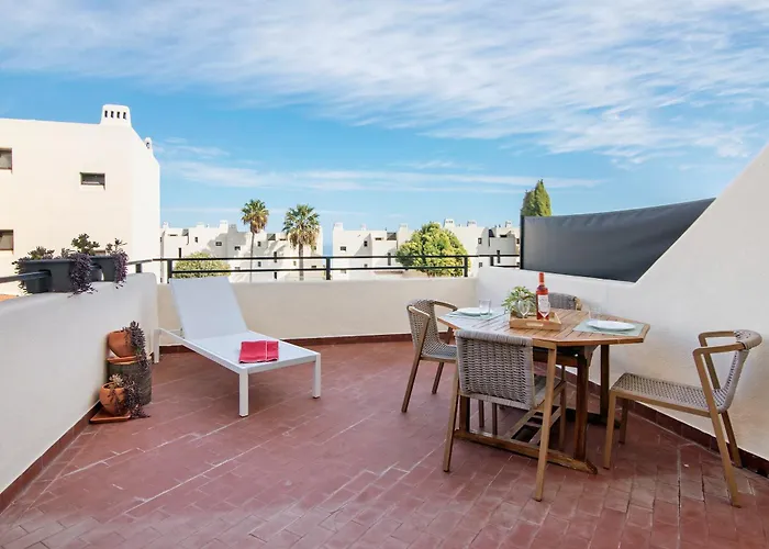 White And Terrace Apartment *