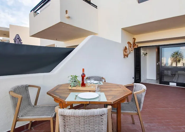 White And Terrace Appartement